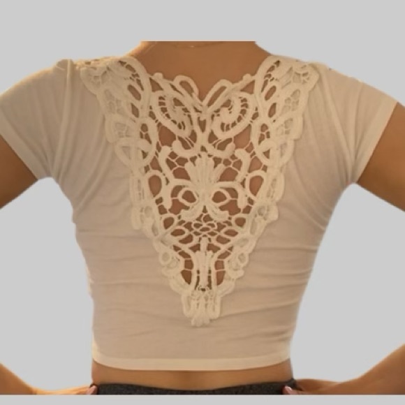 White short sleeve top. Size medium. - Picture 2 of 5